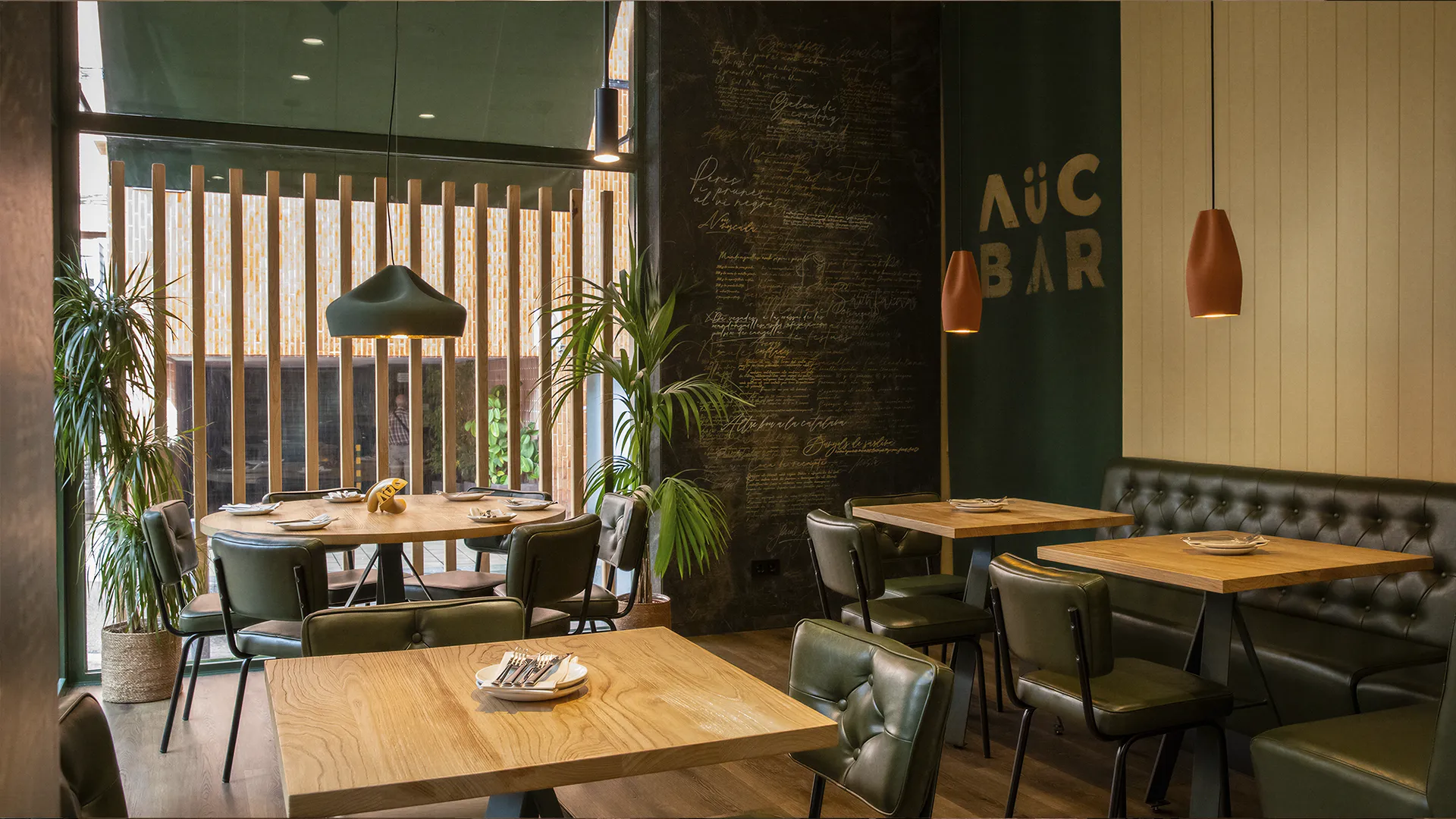 Identidad e interiorismo para Albert Raurich, AÜC Bar, 2024