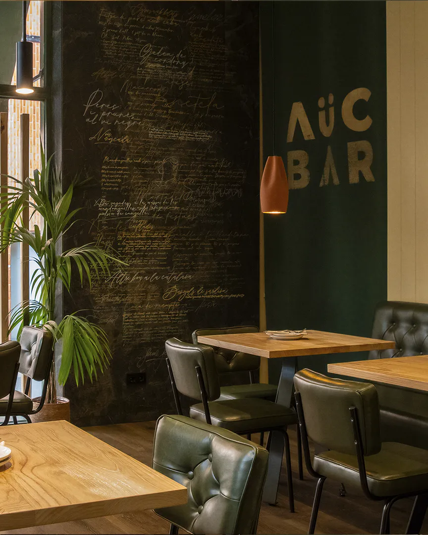 Identidad e interiorismo para Albert Raurich, AÜC Bar, 2024