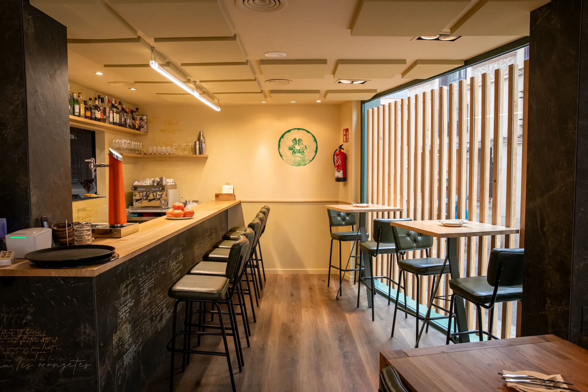 Identidad e interiorismo para Albert Raurich, AÜC Bar, 2024