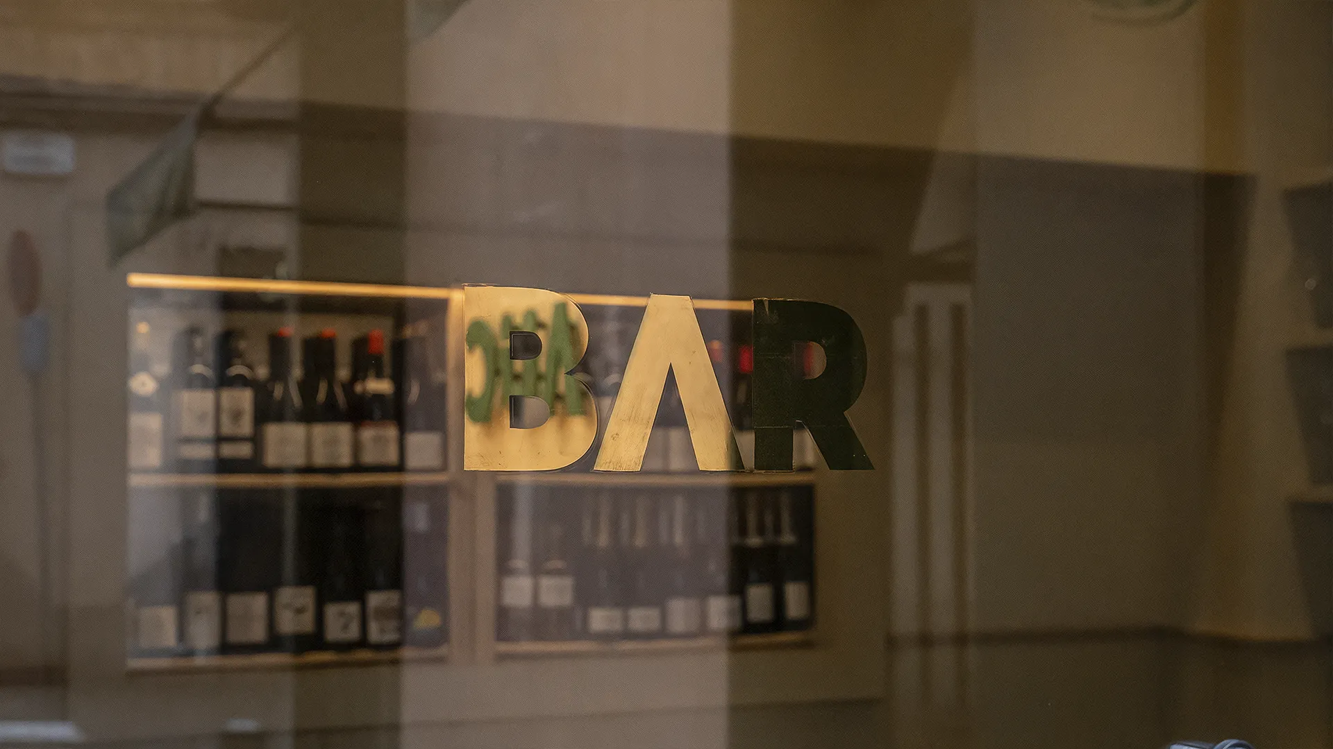 Identidad e interiorismo para Albert Raurich, AÜC Bar, 2024