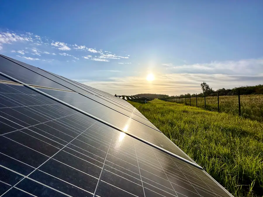 Fotovoltaická elektráreň pri západe slnka – výstavba a inštalácia FVE