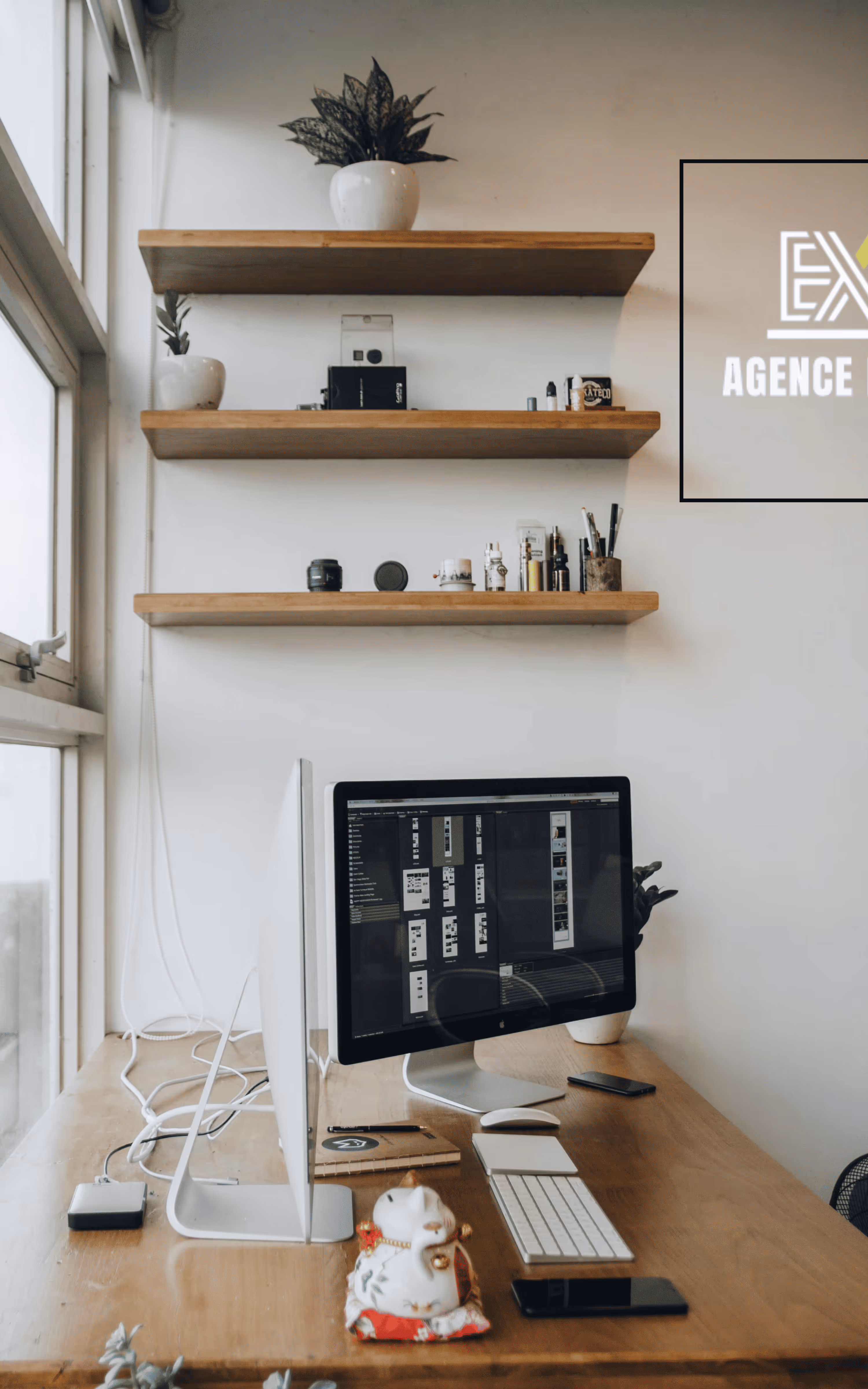 Un bureau en bois d'agence bien organisé