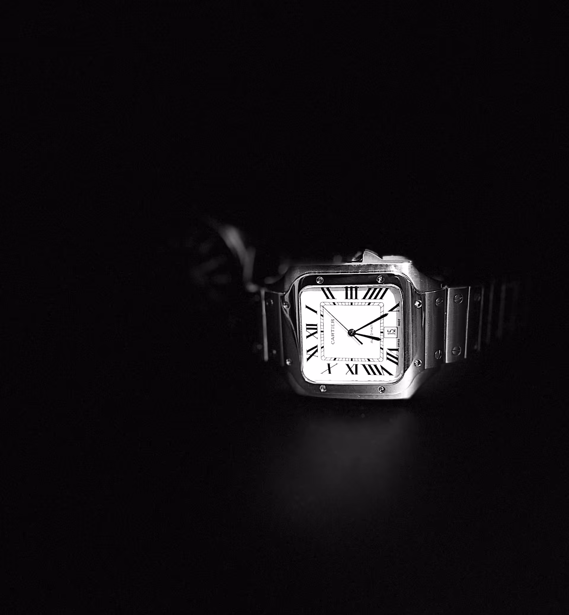 Montre Cartier carrée en noir et blanc avec cadran romain et date