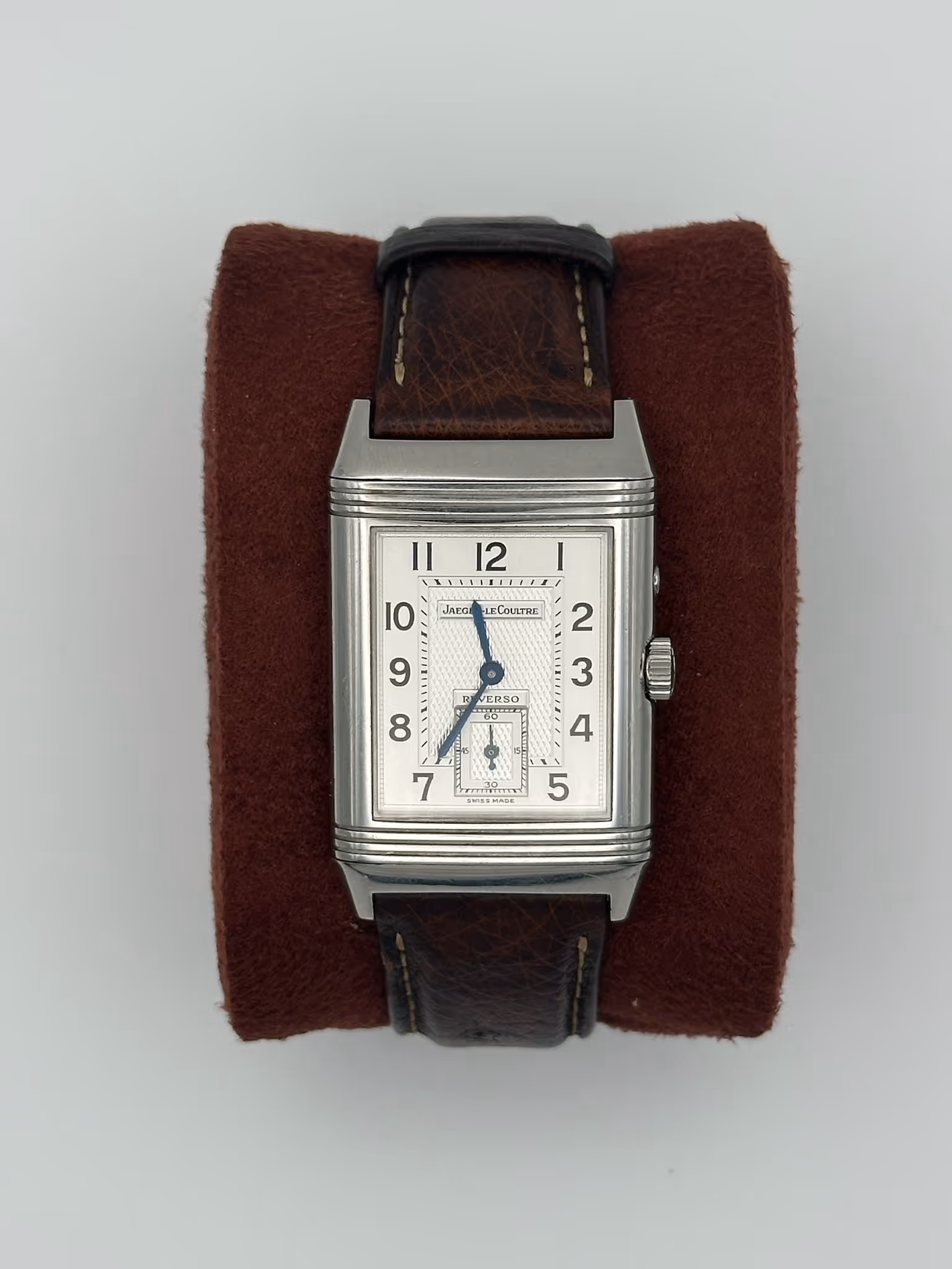 Montre iconique Reverso à boîtier réversible en acier, dotée de deux cadrans distincts Jour/Nuit, alliant élégance Art déco et sophistication horlogère, parfaite pour un usage habillé ou quotidien.
