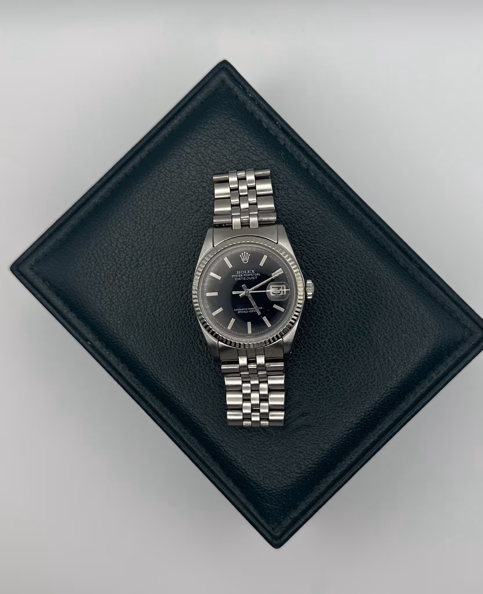 Classique absolu de la collection Rolex, cette Datejust 36 mm en acier combine élégance intemporelle et polyvalence quotidienne.
Boîtier Oyster en acier, lunette cannelée en acier, cadran noir avec index bâtons et date à 3h sous loupe Cyclope.
Bracelet Jubilee en acier offrant confort et raffinement.
Une configuration recherchée, sobre et équilibrée, parfaite en montre habillée comme en usage quotidien.
Modèle automatique certifié chronomètre, symbole du savoir-faire Rolex.