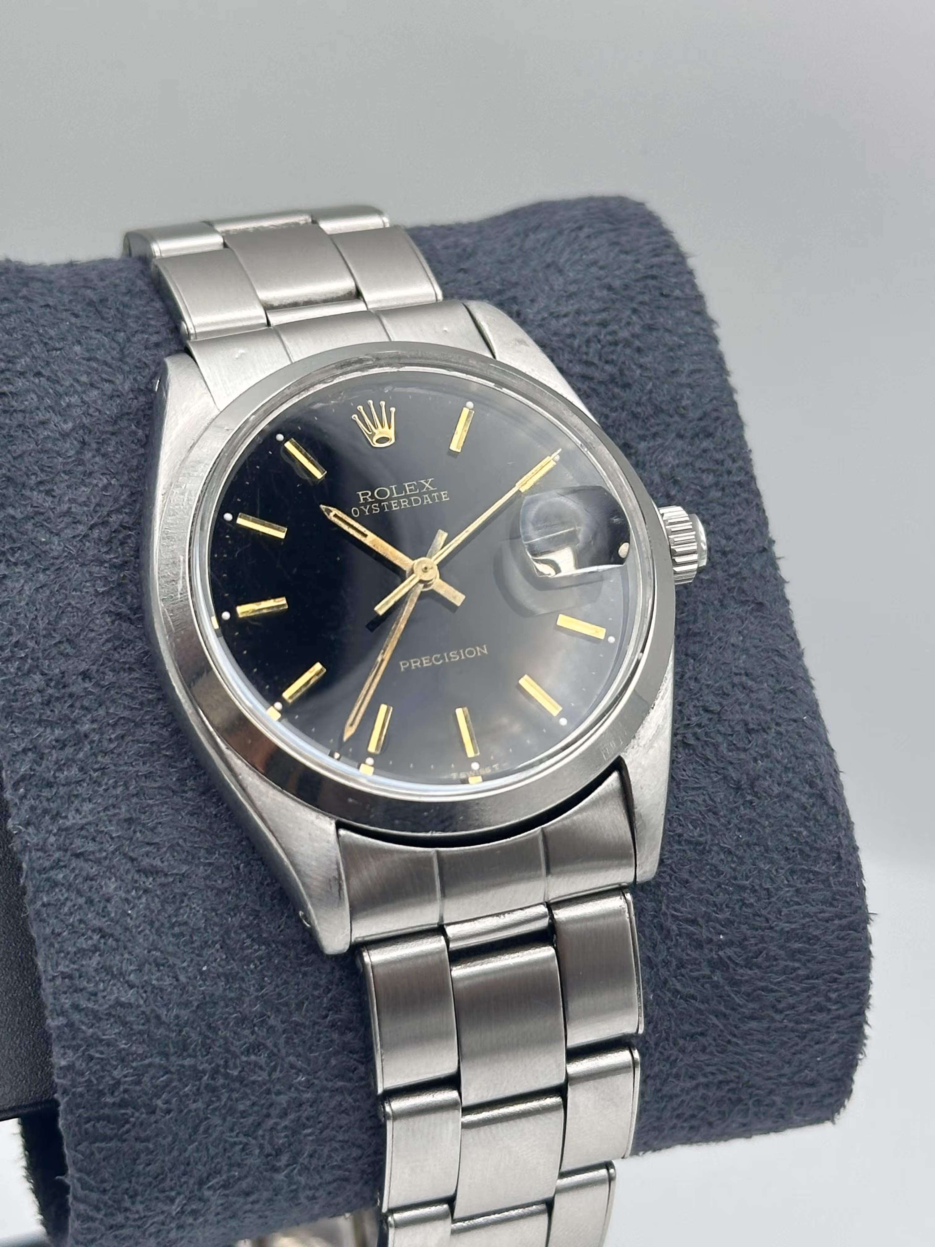 Rolex Oysterdate Precision avec cadran noir et aiguilles dorées. 34mm. Avec bracelet Rolex d'origine. En parfait état