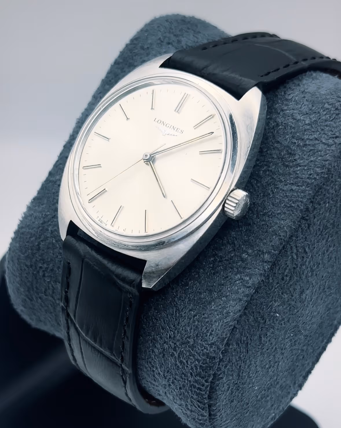 Longines Vintage des années 1960 avec mouvement à remontage manuel. Le boitier renferme un calibre 6942. Un tout nouveau bracelet en veau aspect croco lui donne un aspect classe et vintage. Boucle Longines d'origine.