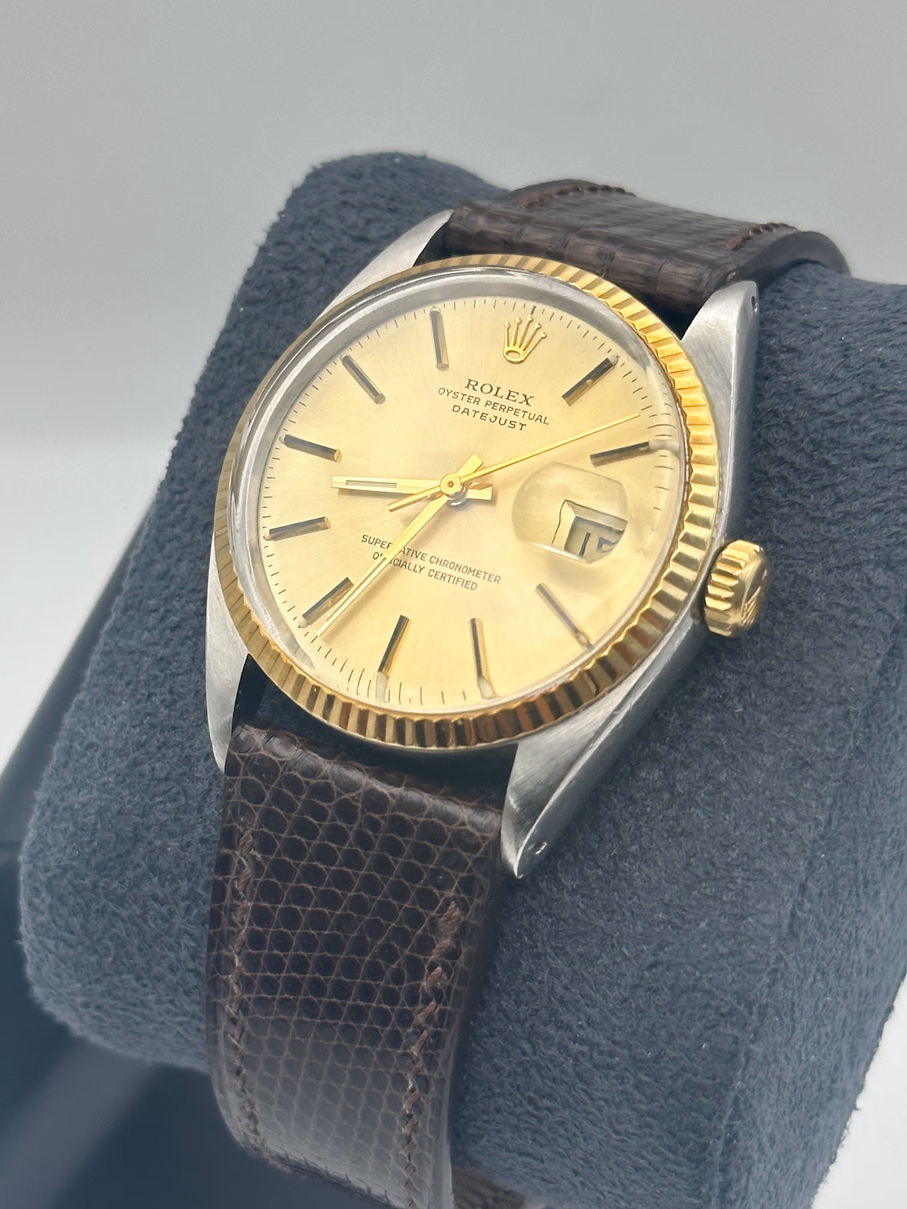Magnifique Rolex Datejust 16013 en bi-ton de 1978. Cettre version a la fonction configuration de date rapide. La montre vient avec son bracelet Jubilée original ainsi qu'un bracelet en cuir lézard sur mesure. La montre tourne parfaitement.