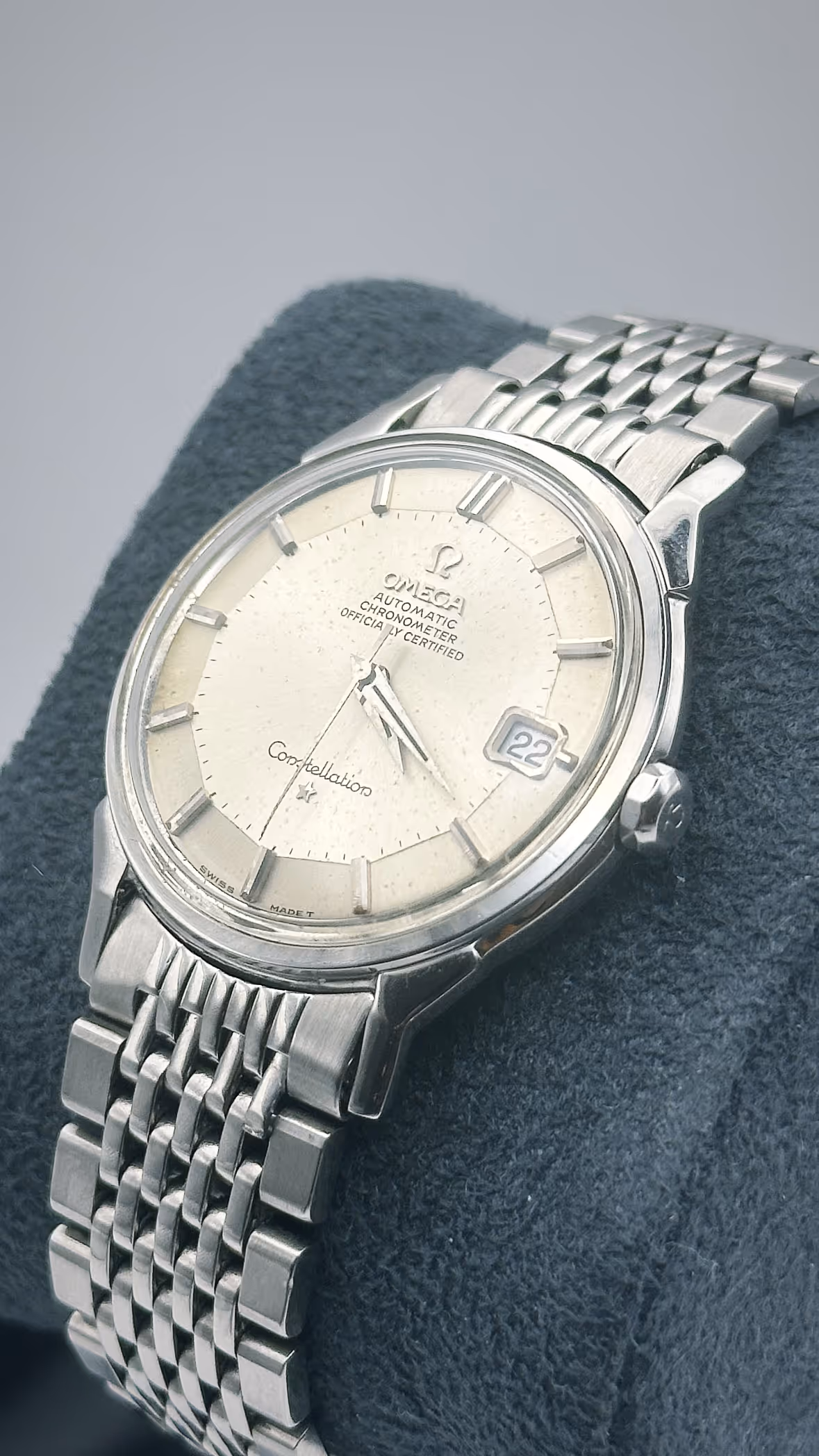 Omega Constellation « Pie Pan », référence 168.005, emblématique des années 60. Ce modèle se distingue par son cadran « Pie Pan » à facettes, signature iconique de la collection Constellation, offrant un jeu de lumière unique et une élégance intemporelle. Boîtier d’environ 34 mm (hors couronne), proportions idéales pour une montre habillée vintage. Mouvement automatique réputé pour sa précision et sa fiabilité. Bracelet Omega d’origine, élément recherché par les collectionneurs. Montre vendue avec boîte, sans papiers.