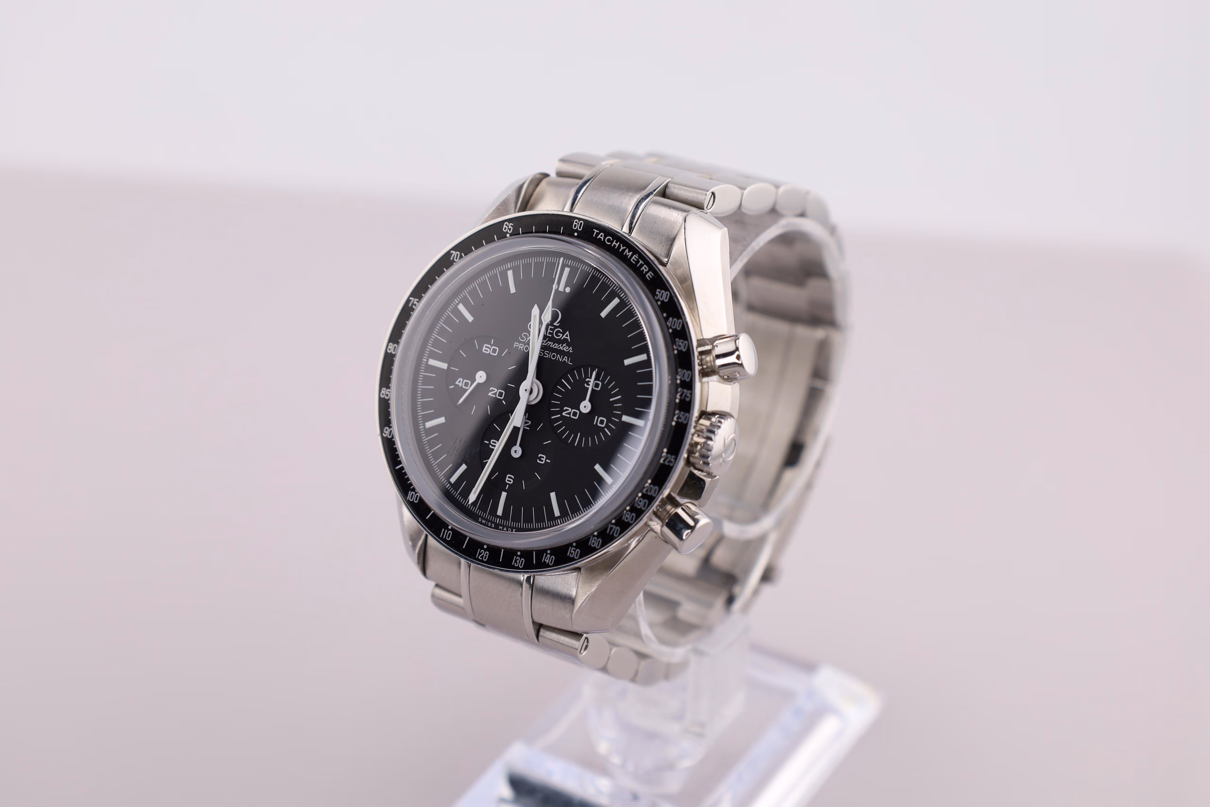La Omega Speedmaster Professional Moonwatch 311.30.42.30.01.006 est une pièce emblématique qui incarne à la perfection l’héritage spatial de la collection Speedmaster tout en offrant une touche de modernité très recherchée par les collectionneurs. Présentée ici en version “ultra full set”, elle se distingue par la présence de l’intégralité de ses accessoires d’origine — le coffret spécial Moonwatch, les bracelets supplémentaires (NATO et Velcro), la loupe, le livret ainsi que les cartes — ce qui en fait un exemplaire particulièrement complet et désirable. Son boîtier en acier inoxydable de 42 mm abrite le célèbre cadran noir à trois compteurs, protégé par un verre hésalite fidèle à l’esprit des modèles historiques, tandis que son fond de boîte transparent en saphir dévoile le mouvement mécanique à remontage manuel calibre 1863, finition décorée du mythique calibre 1861 utilisé par la NASA. Animée par cette mécanique fiable et chargée d’histoire, la montre conserve tous les codes de la Moonwatch — lunette tachymétrique, aiguilles et index luminescents, lisibilité parfaite — tout en offrant le plaisir supplémentaire d’admirer son mouvement. Véritable icône horlogère, cette référence allie authenticité, technicité et valeur de collection, renforcée ici par sa configuration complète et son état ultra full set.