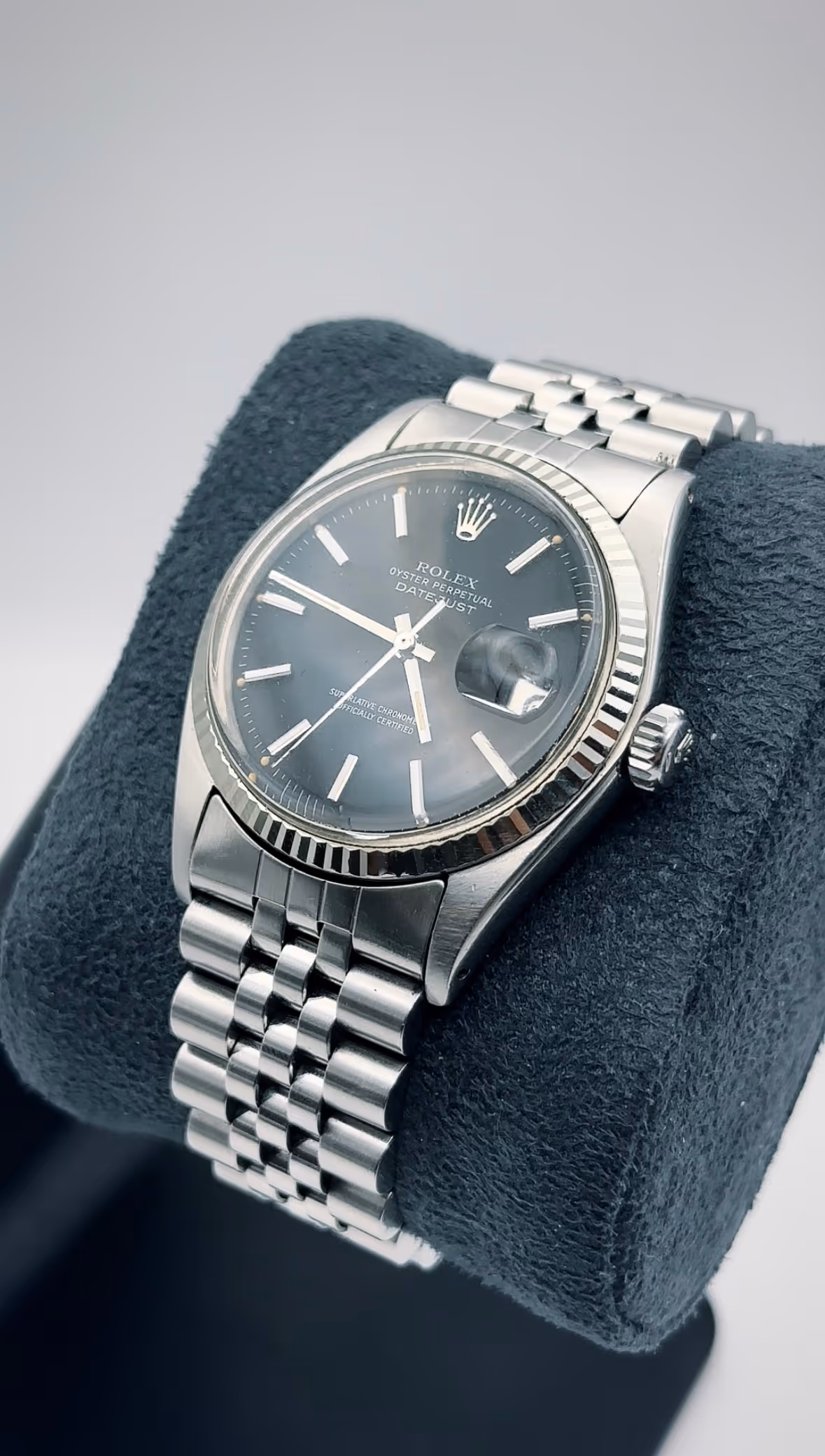Rolex Datejust 1601 de 1975 en état remarquable, présentée avec un très recherché cadran noir d’origine signé T Swiss T, attestant de la présence de matière luminescente au tritium. Les index et plots tritium affichent une patine homogène et chaleureuse, parfaitement cohérente avec l’âge de la montre, renforçant son authenticité et son charme vintage. Le boîtier est en état parfait, aux lignes nettes et bien conservées, accompagné de sa lunette cannelée emblématique. Elle est montée sur son bracelet Jubilee d’origine, particulièrement appréciable car sans stretch, offrant un porté ferme et qualitatif. La montre a été révisée et fonctionne parfaitement. Un exemplaire très séduisant de la Rolex Datejust 1601, réunissant configuration recherchée, excellent état de conservation et belle cohérence générale. Vendue sans boîte ni papiers.