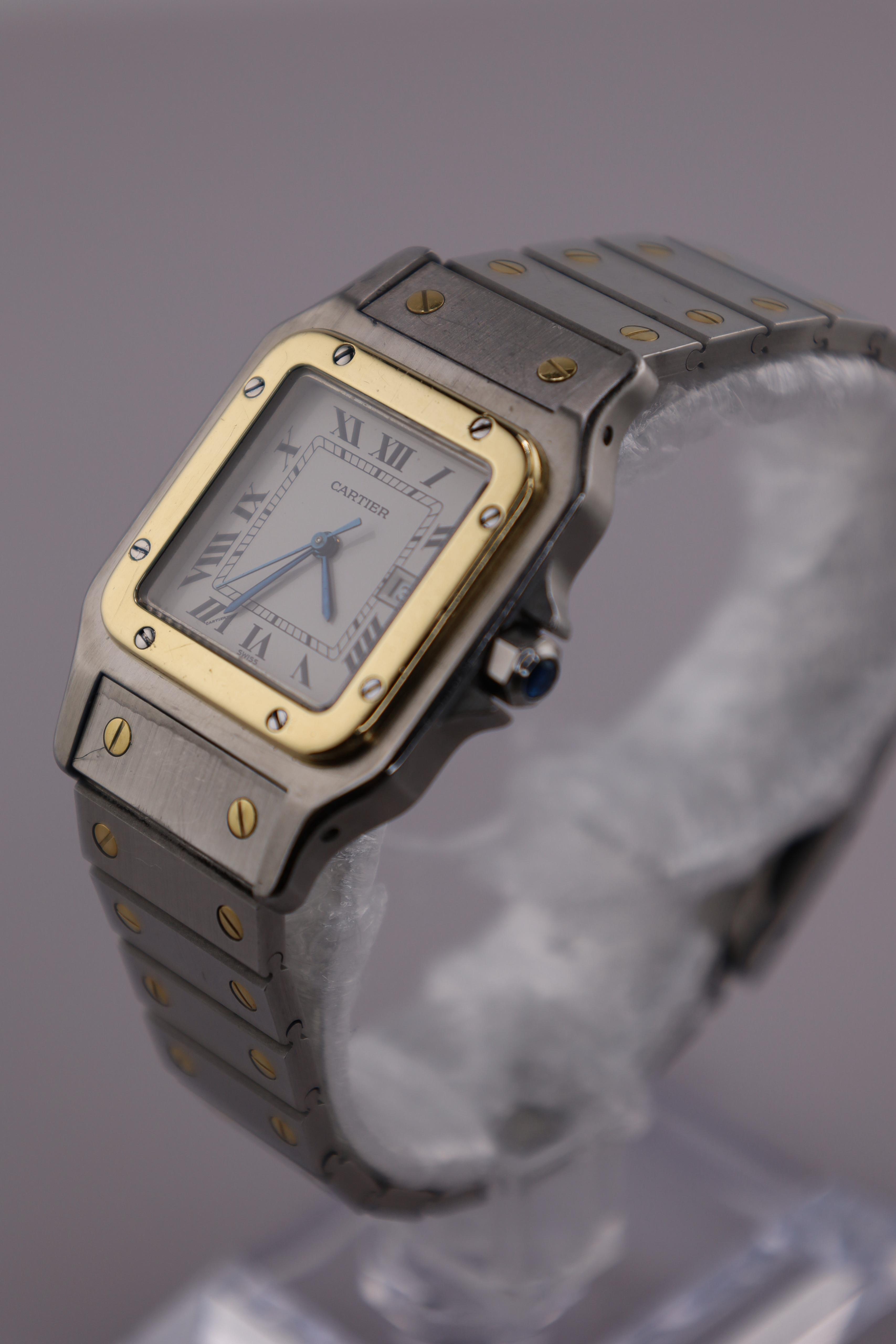 Magnifique Cartier Santos Carrée bi-ton (acier et or jaune), une référence emblématique qui incarne parfaitement l’élégance intemporelle de Cartier. Équipée d’un mouvement automatique, cette montre a été révisée et fonctionne parfaitement. Elle est proposée avec tous ses maillons d’origine (« full links »), permettant un ajustement confortable pour la plupart des poignets, ainsi qu’avec sa boîte Cartier. Son boîtier carré aux lignes affirmées, son bracelet intégré bi-ton et son cadran emblématique à chiffres romains offrent le style distinctif qui a fait la renommée de la Santos. Conservée dans un bel état général, cette pièce allie présence, confort et héritage horloger, faisant d’elle un excellent choix pour un usage quotidien comme pour une collection de montres vintage de prestige.