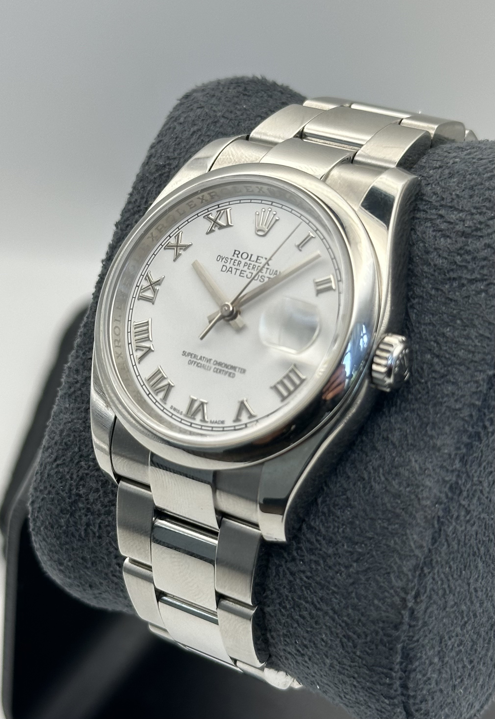 Rolex Datejust 116200 de 2011, cadran blanc à chiffres romains, un modèle intemporel et élégant. Boîtier acier 36mm monté sur bracelet Oyster avec système de micro-ajustement Easylink, permettant un réglage fin du confort au poignet. Montre vendue en full set : boîte, carte de garantie, surboîte et tous les documents d'origine, un ensemble complet qui rassure sur la traçabilité et valorise la pièce pour tout collectionneur ou amateur exigeant. Un modèle polyvalent, à la fois sobre et raffiné, parfait pour un usage quotidien comme pour les grandes occasions.