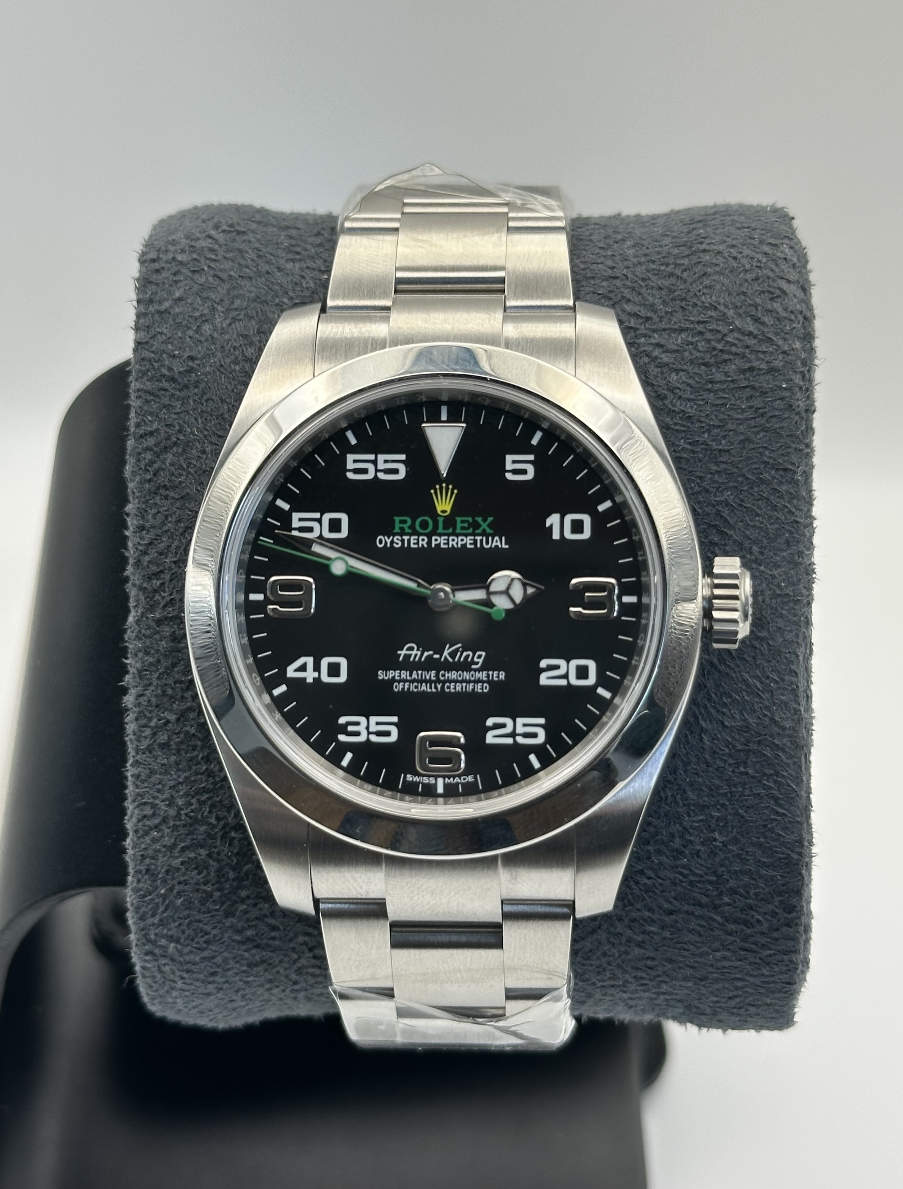 Rolex Air-King 116900 de 2017, un modèle résolument moderne au design épuré inspiré de l'aviation, avec cadran noir et index luminescents facilement lisibles. Boîtier acier 40mm sur bracelet Oyster, monté ici avec son bracelet encore stické, gage d'une montre très peu portée voire quasi neuve. Vendue en full set avec boîte et carte de garantie d'origine, elle offre une belle traçabilité pour les collectionneurs. Un modèle au caractère unique dans la gamme Rolex, alliant look technique et polyvalence pour un usage quotidien.