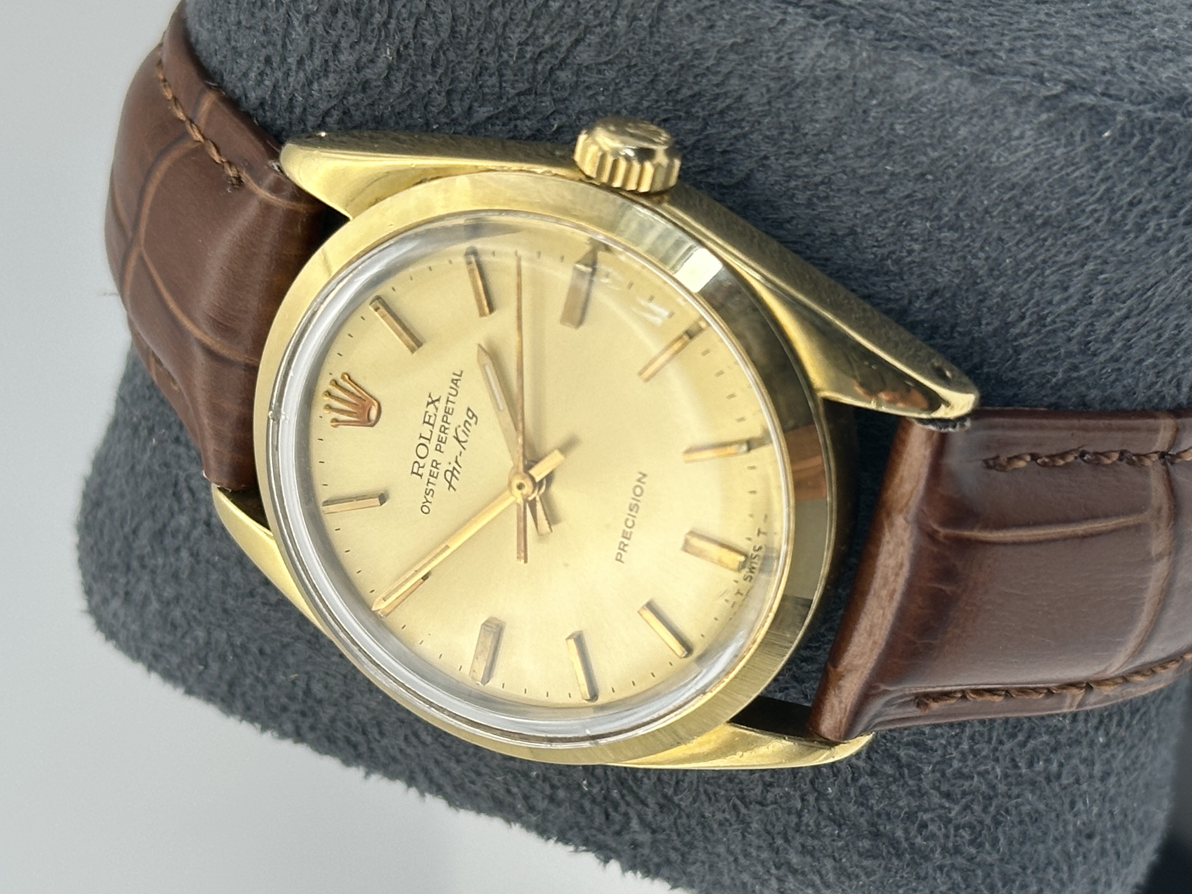 Rolex Airking vintage 5520, une référence rare et recherchée. Finition plaquée or 14k, un habillage distinctif qui confère à cette pièce un cachet particulier et la démarque des versions acier plus communes. Un modèle vintage au fort potentiel de collection, idéal pour un amateur souhaitant l'associer au bracelet de son choix ou entreprendre une restauration sur mesure. Une opportunité rare pour les connaisseurs à la recherche d'une pièce d'exception.