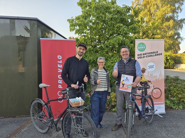 De gauche à droite, Simon Aebischer (administration communale), Anita Wenger (PRO VELO Suisse) et Andreas Remund, vice-maire.