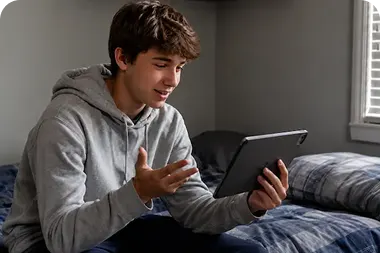 Ragazzo durante un corso di inglese online con welfare, fondi formativi e Carta del Docente