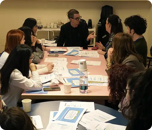 Team di insegnanti di inglese durante un workshop di formazione interna