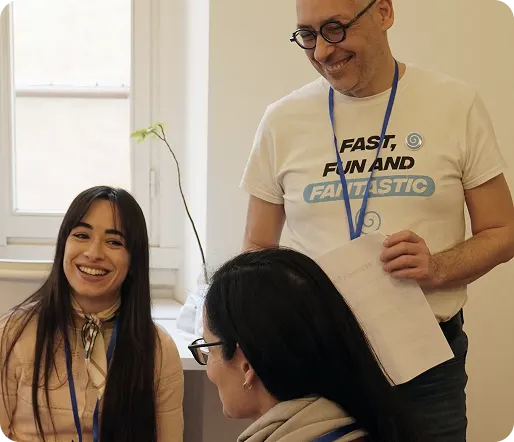 Insegnante certificato durante un corso di inglese aziendale in presenza presso la sede del cliente