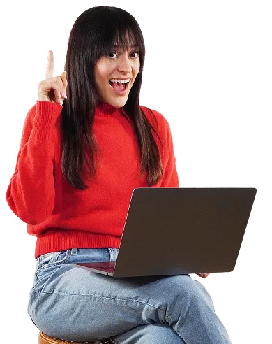 Norma con laptop invita a prenotare una consulenza gratuita per scegliere il corso di inglese online