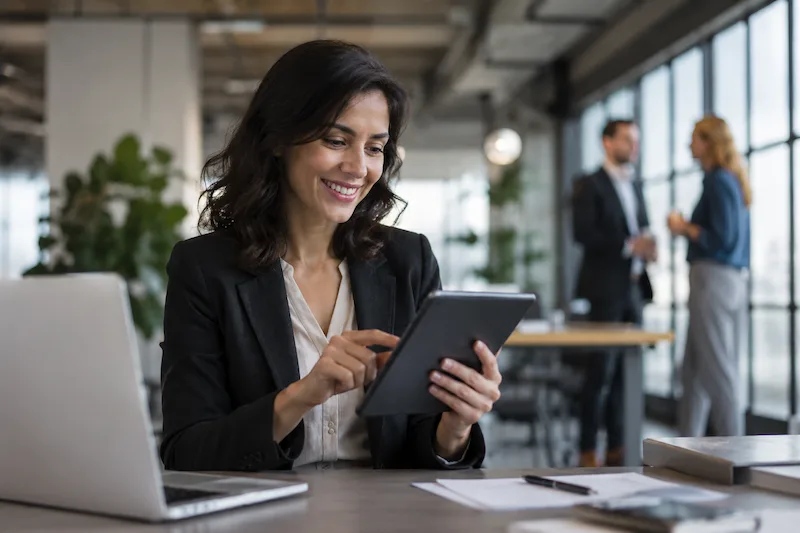 Professionista durante una lezione di inglese online con contenuti tecnici legati al proprio settore
