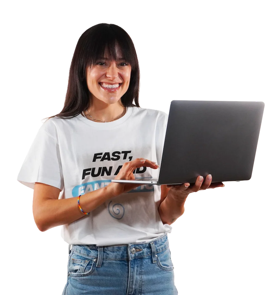 Norma con un Laptop e la maglietta del metodo Fast Fun & Fantastic