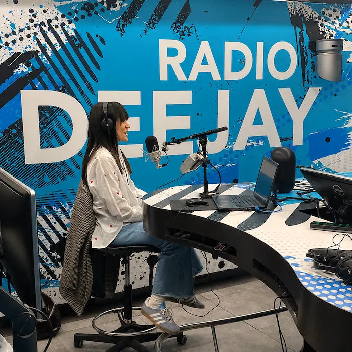 Norma’s Teaching durante un’intervista radiofonica a Radio Deejay
