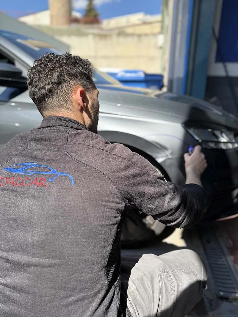 Vehículo en proceso de reparación en el taller de chapa y pintura Vitalcar de Alcobendas.