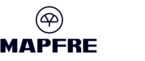 Una joven con camiseta blanca y chaqueta amarilla alza dos puños con expresión de triunfo frente a una pared blanca.