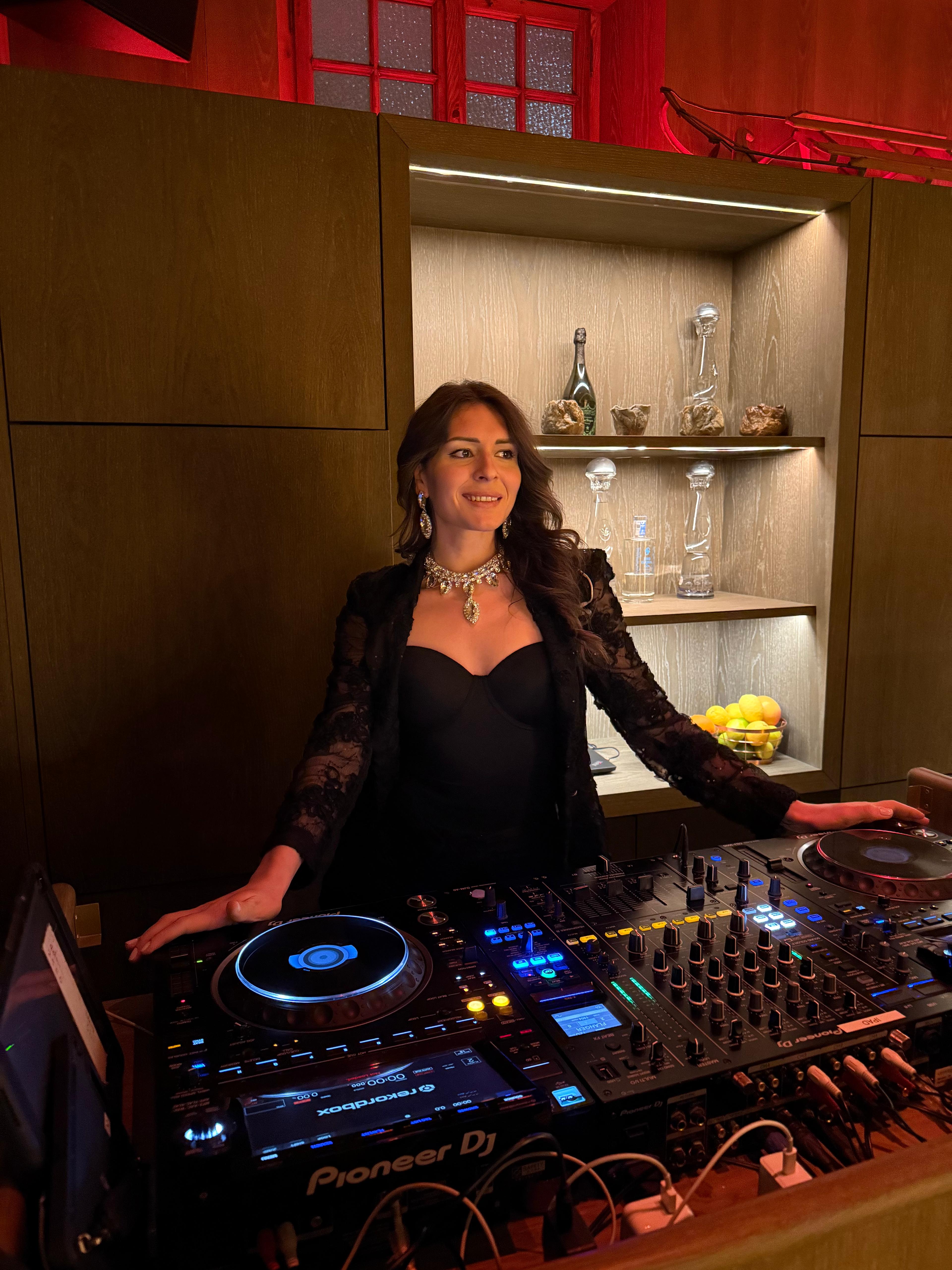 [team] image of team member (for a mobile gaming)