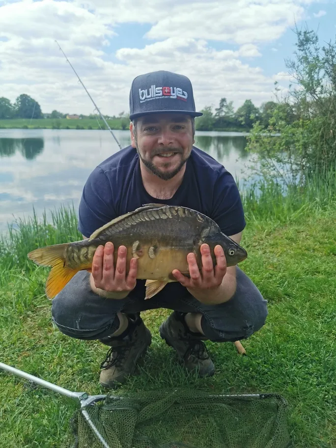 Christopher Fischfang in der Hand mit Kescher