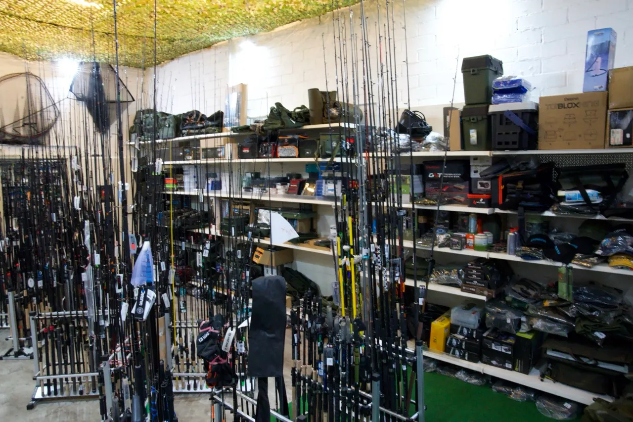 Laden mit vielen Angelruten auf Ständern und Regalen voller Angelzubehör und Ausrüstung.