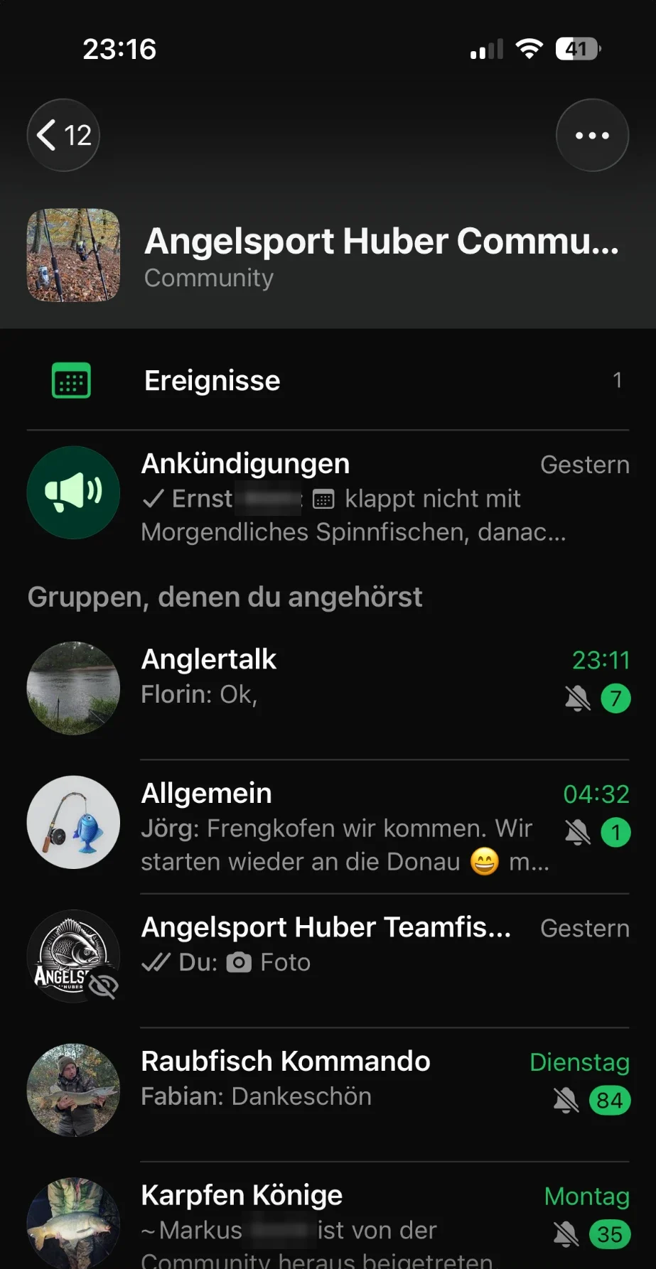 Screenshot der Angelsport Huber WhatsApp Community mit Themengruppen wie Anglertalk, Raubfisch Kommando und Karpfen Könige