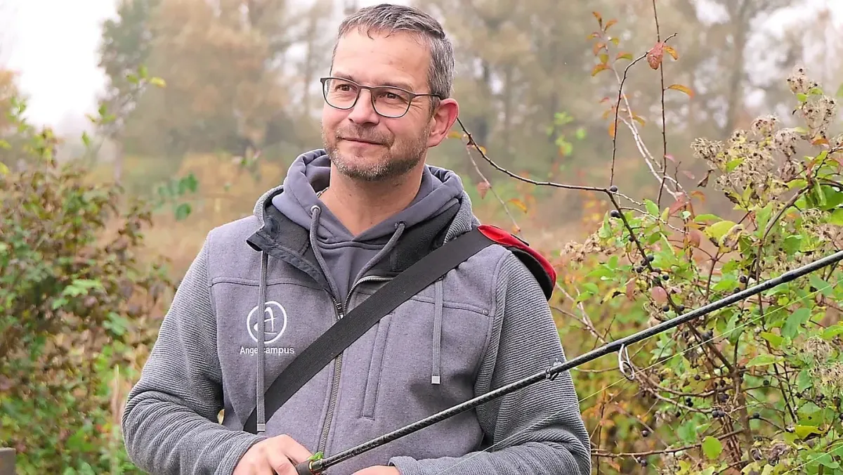 Gerhard Sauer vom Angelcampus mit Angelrute am Wasser