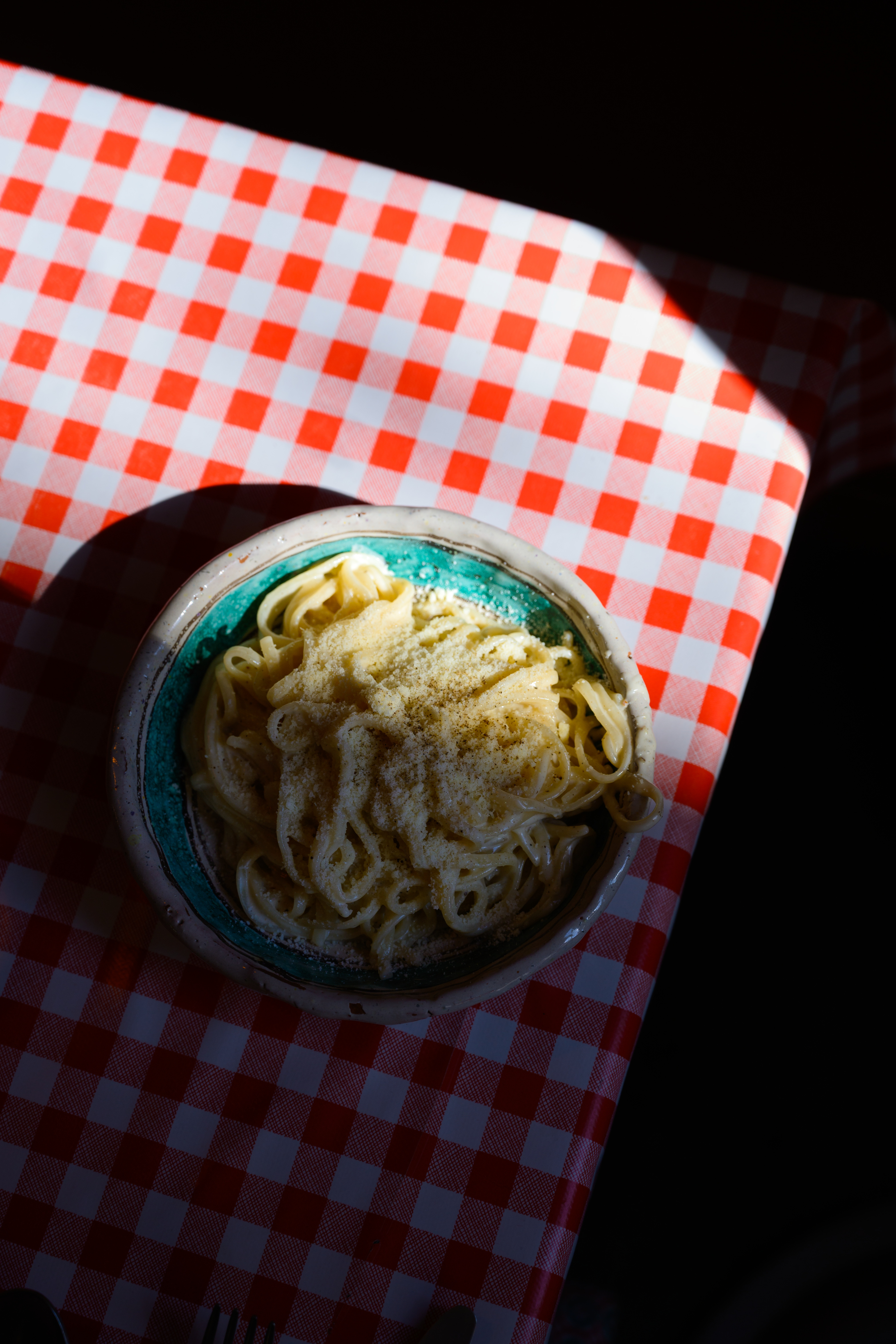 Plato de pasta fotografiado sobre un mantel rojo