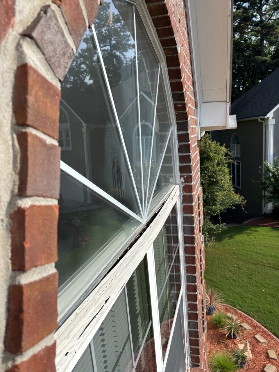 Rot at the half-round window joint