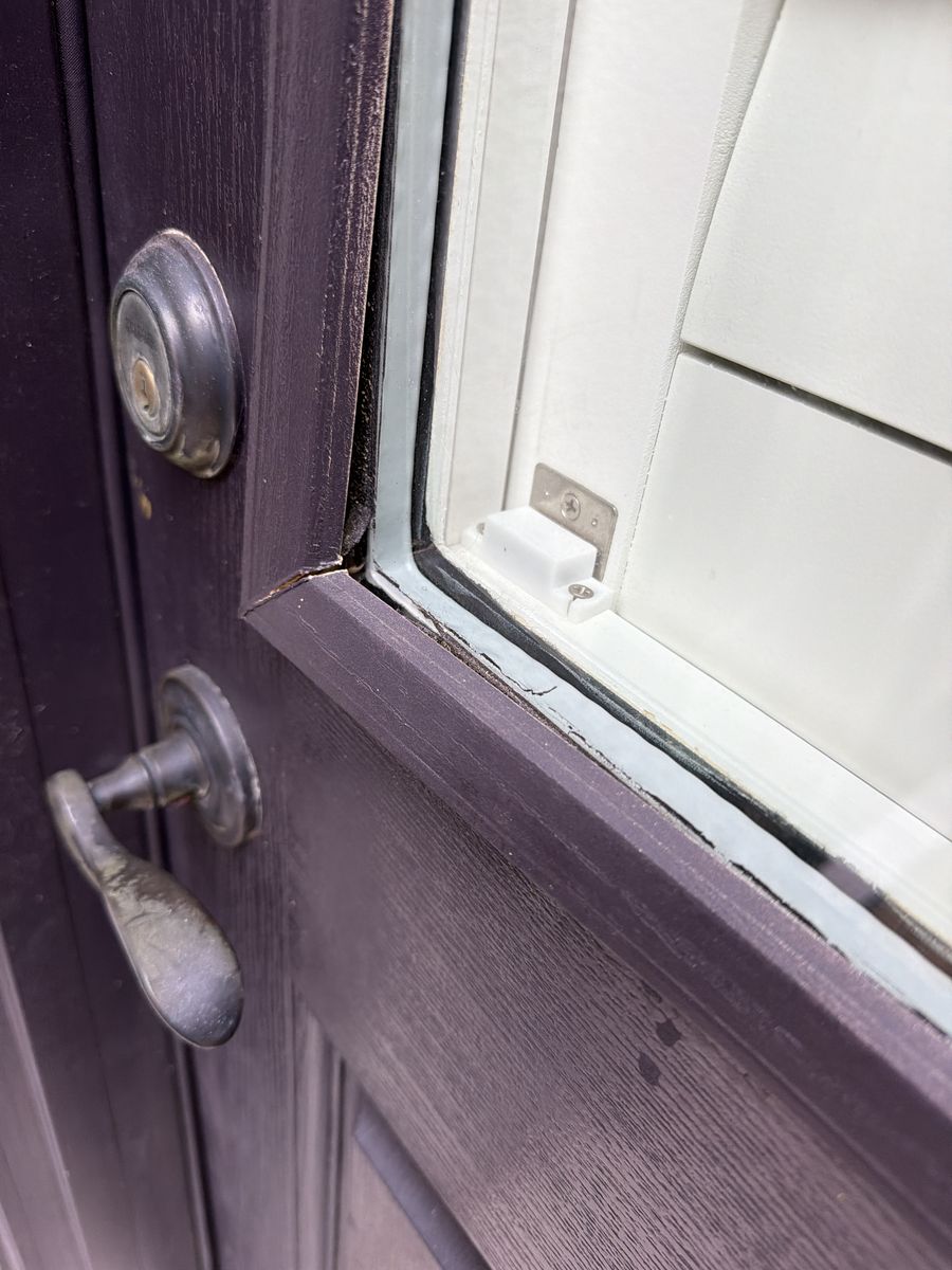 Loose glazing trim on rear door
