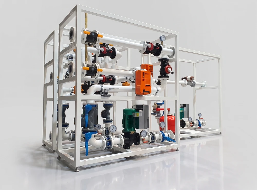Structure métallique blanche contenant des tuyaux, vannes et équipements industriels tels qu'une pompe verte et un dispositif orange, installée dans une salle claire.