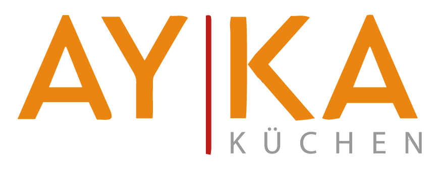 AYKA Küchen Schriftzug in oranger Farbe mit vertikaler roter Linie dazwischen.