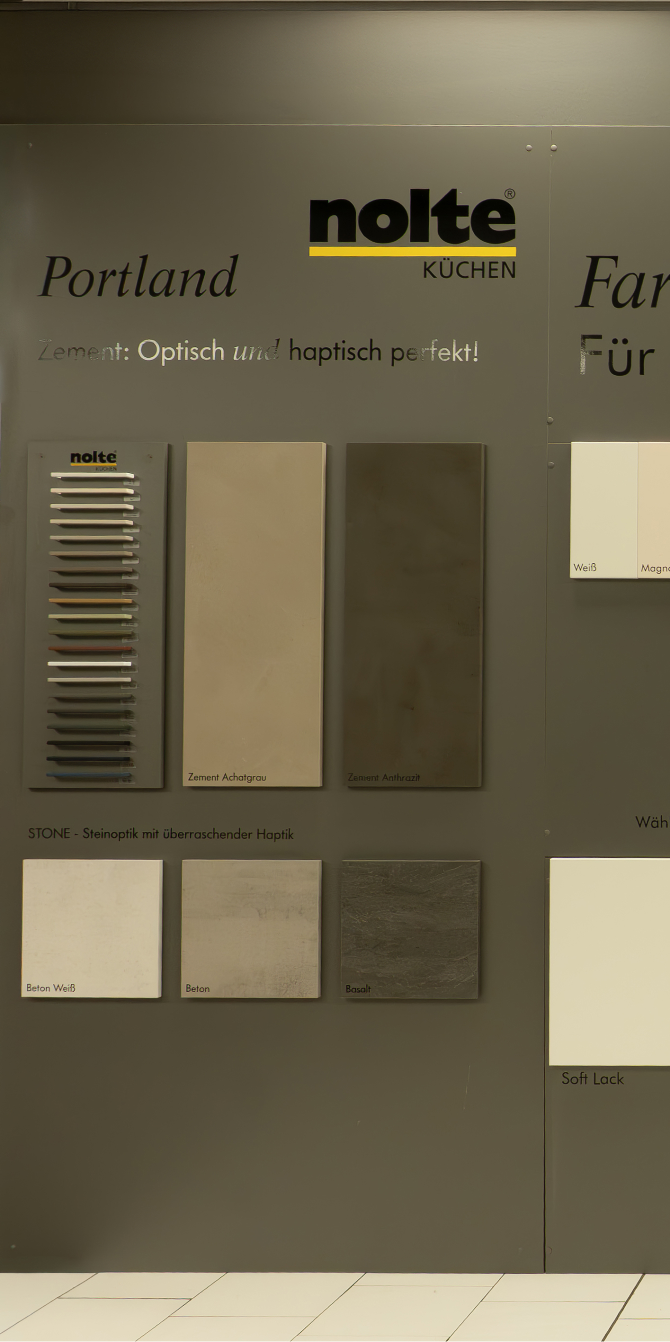 Farb- und Materialmuster für Nolte Küchen mit Zement- und Steineffekten in verschiedenen Grautönen und Beschriftungen.