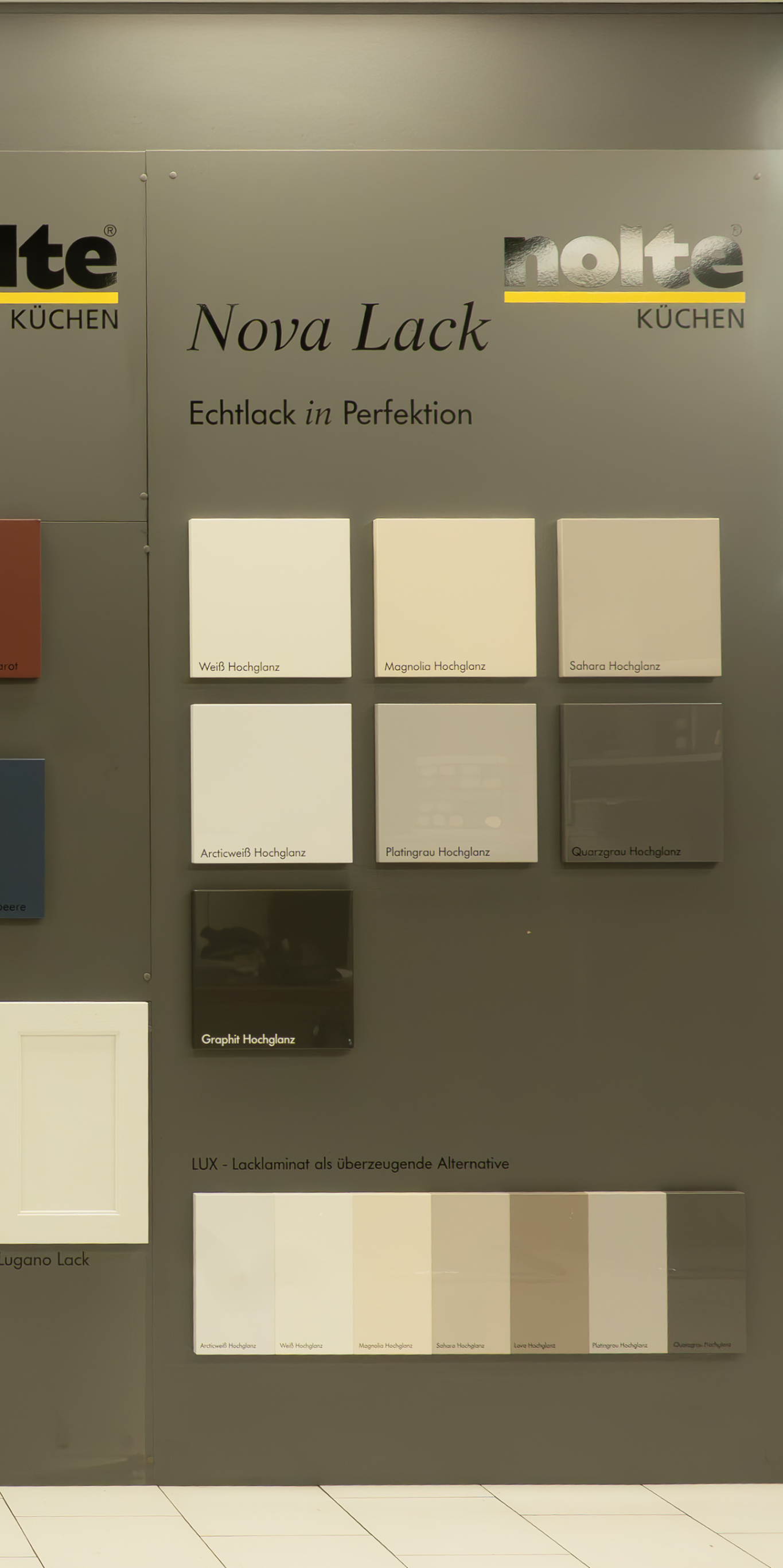Farb- und Lackmuster von Nolte Küchen in verschiedenen Hochglanztönen wie Weiß, Magnolia, Sahara, Arcticweiß, Platingrau, Quarzgrau und Graphit.