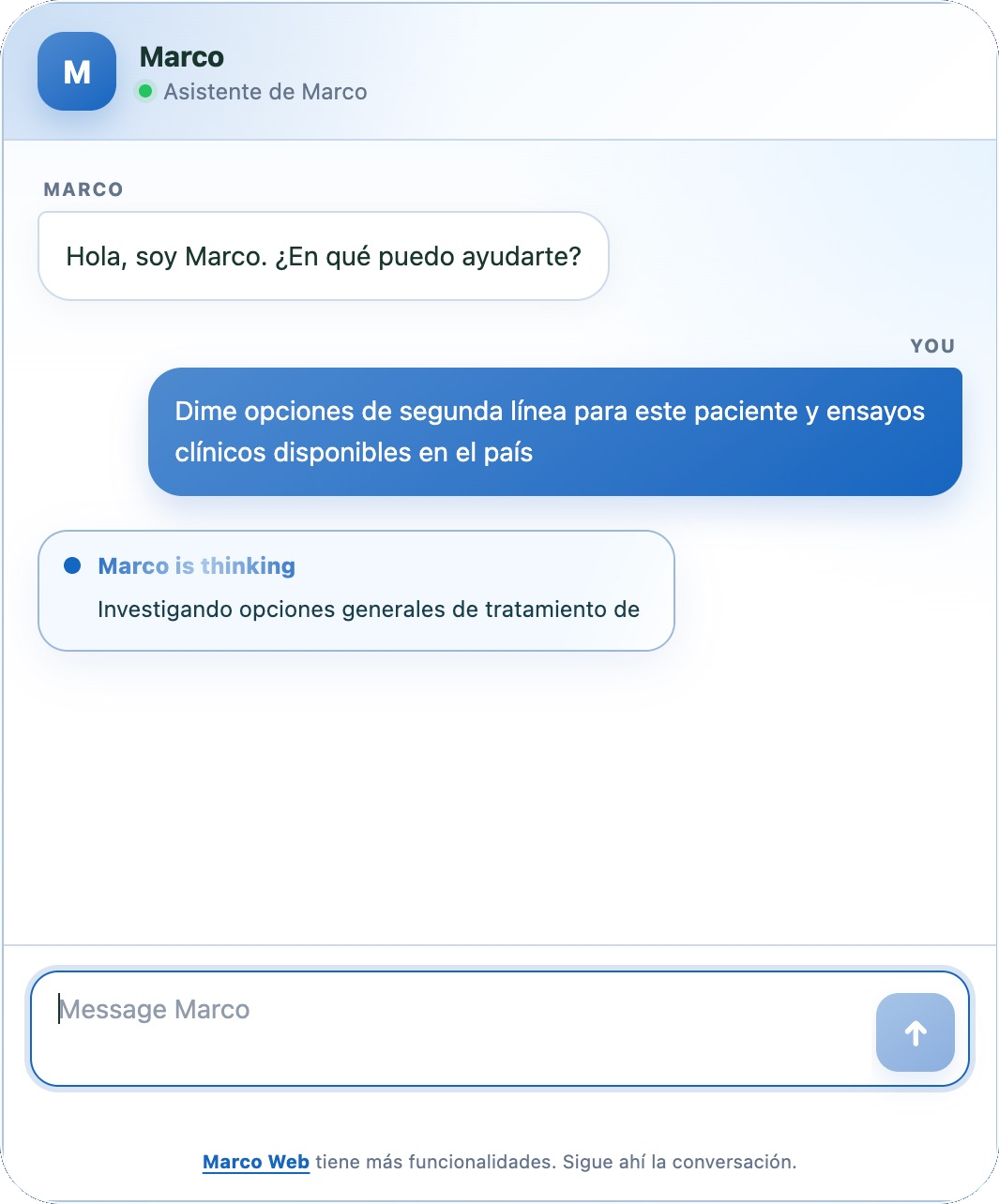 El asistente Marco abierto dentro de la ficha clínica: el médico pregunta por opciones de segunda línea y ensayos clínicos disponibles en el país.