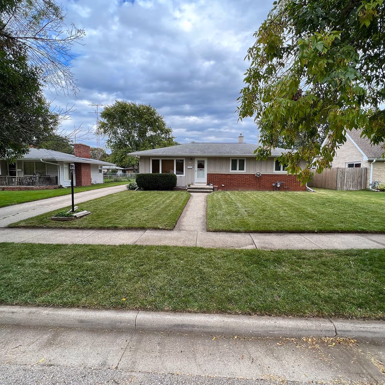 weekly lawn mowing and trimming service creating clean property lines