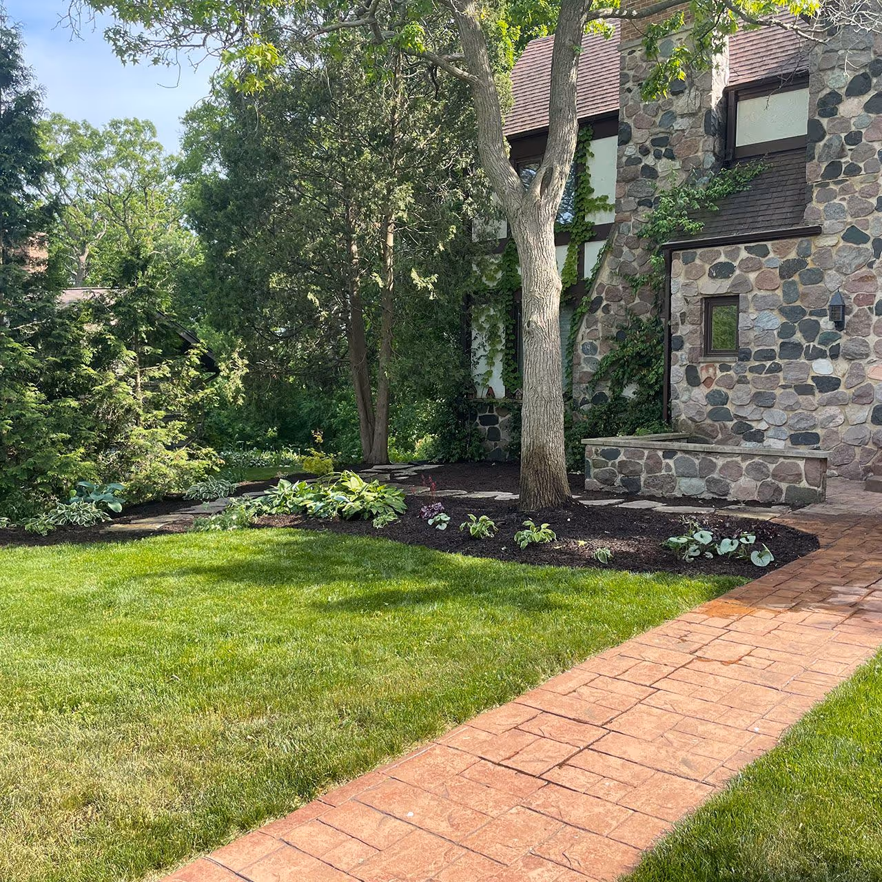 professional lawn maintenance mowing, edging, and trimming service by Jeff's Lawn And Snow in Kenosha and Racine Counties Wisconsin