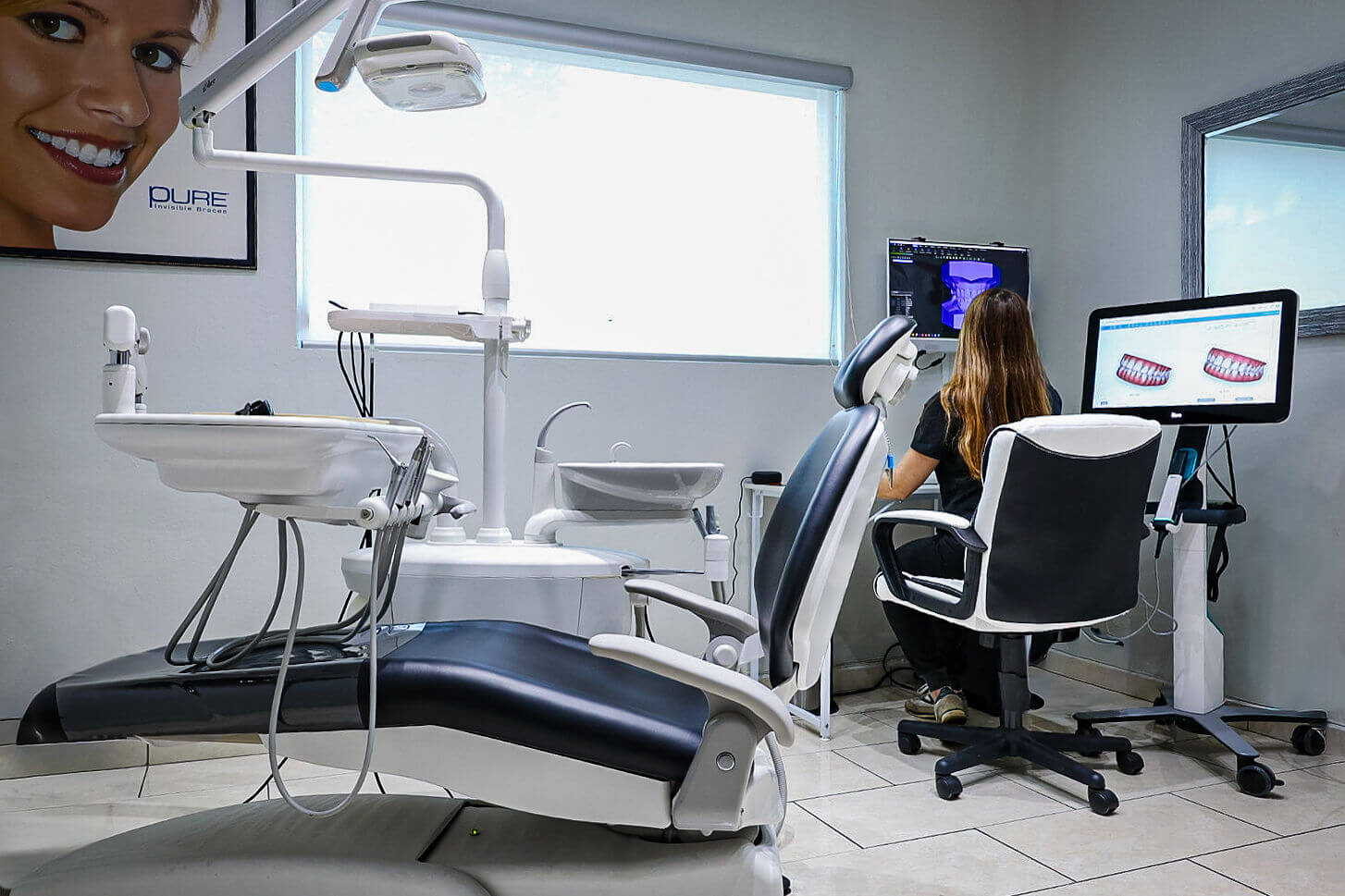 Sala de tratamiento con pantalla de planificación digital de la sonrisa