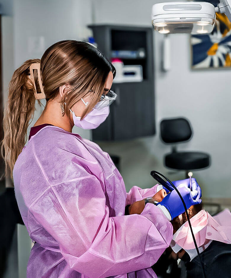 Profesional dental atendiendo a un paciente de ortodoncia