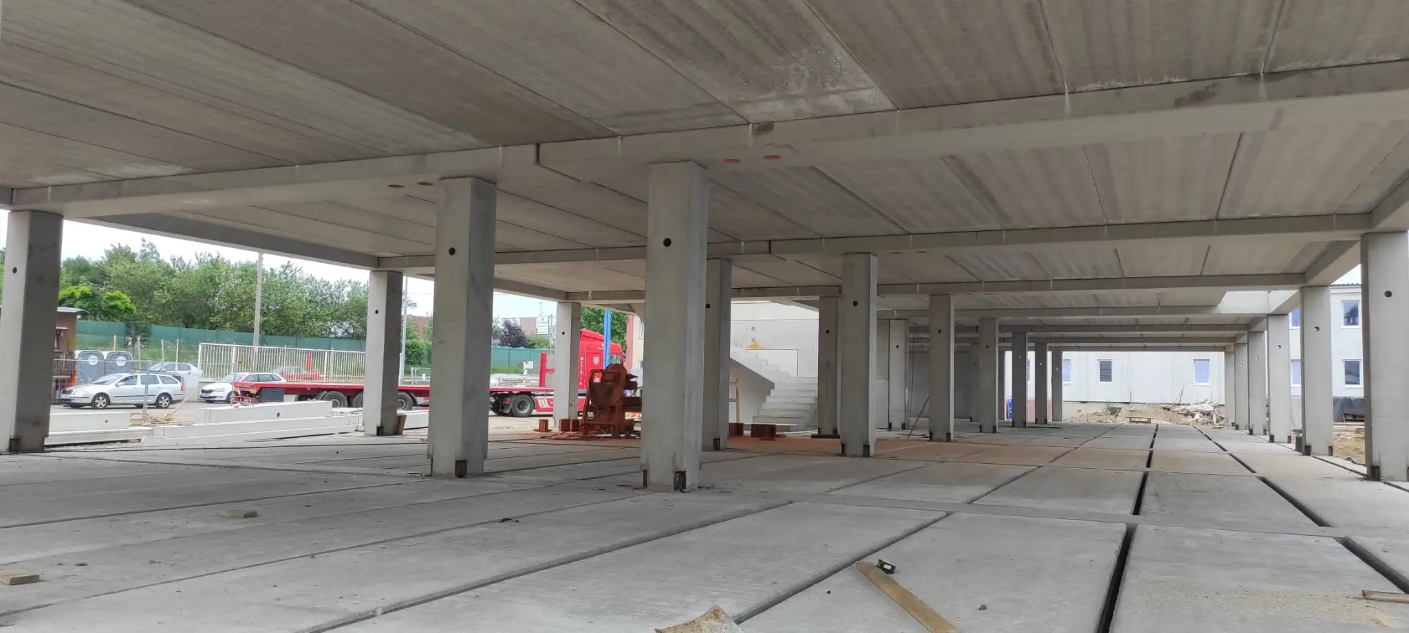 Dřevěný krov a střešní konstrukce rozestavěného domu během probíhající stavby