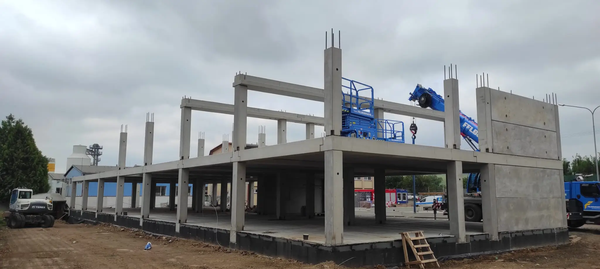 Dřevěný krov a střešní konstrukce rozestavěného domu během probíhající stavby