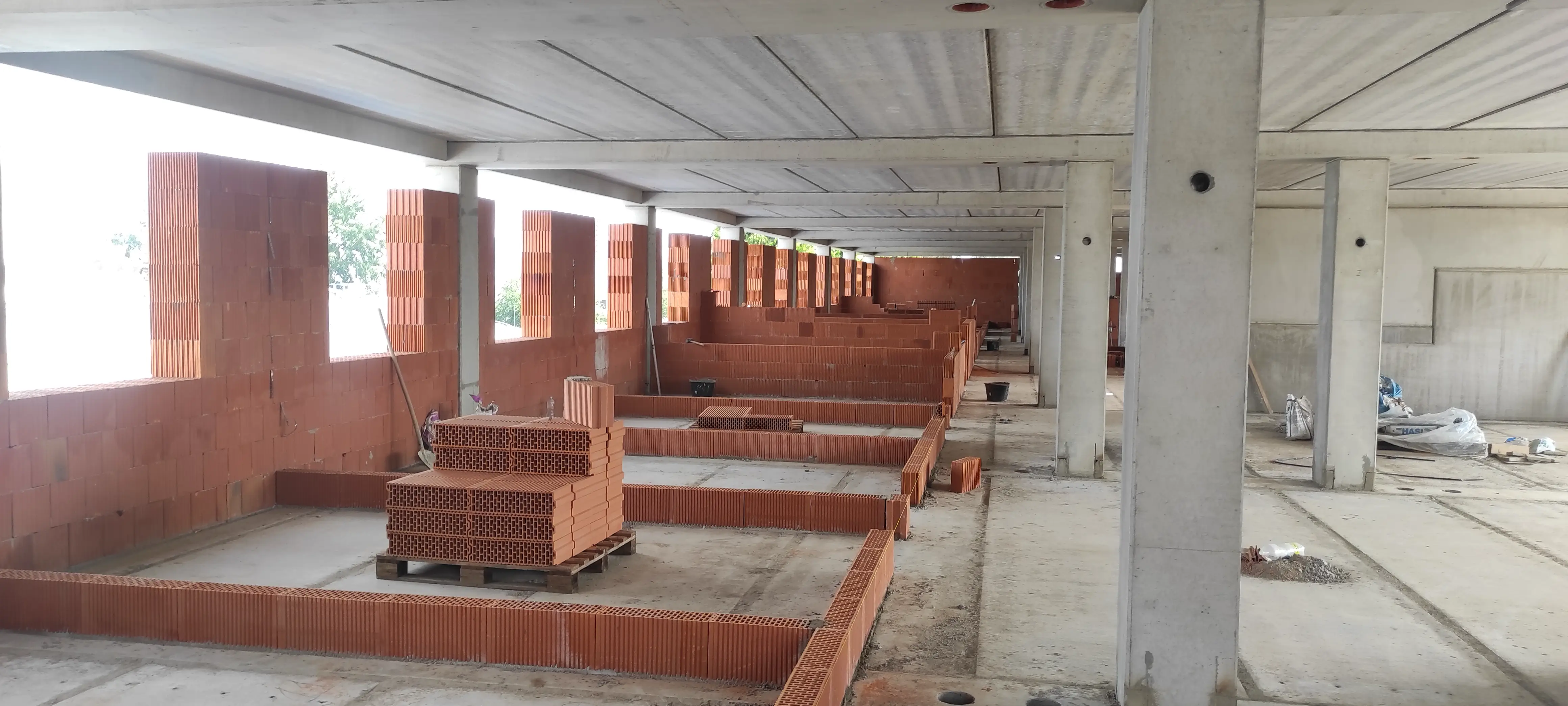 Dřevěný krov a střešní konstrukce rozestavěného domu během probíhající stavby