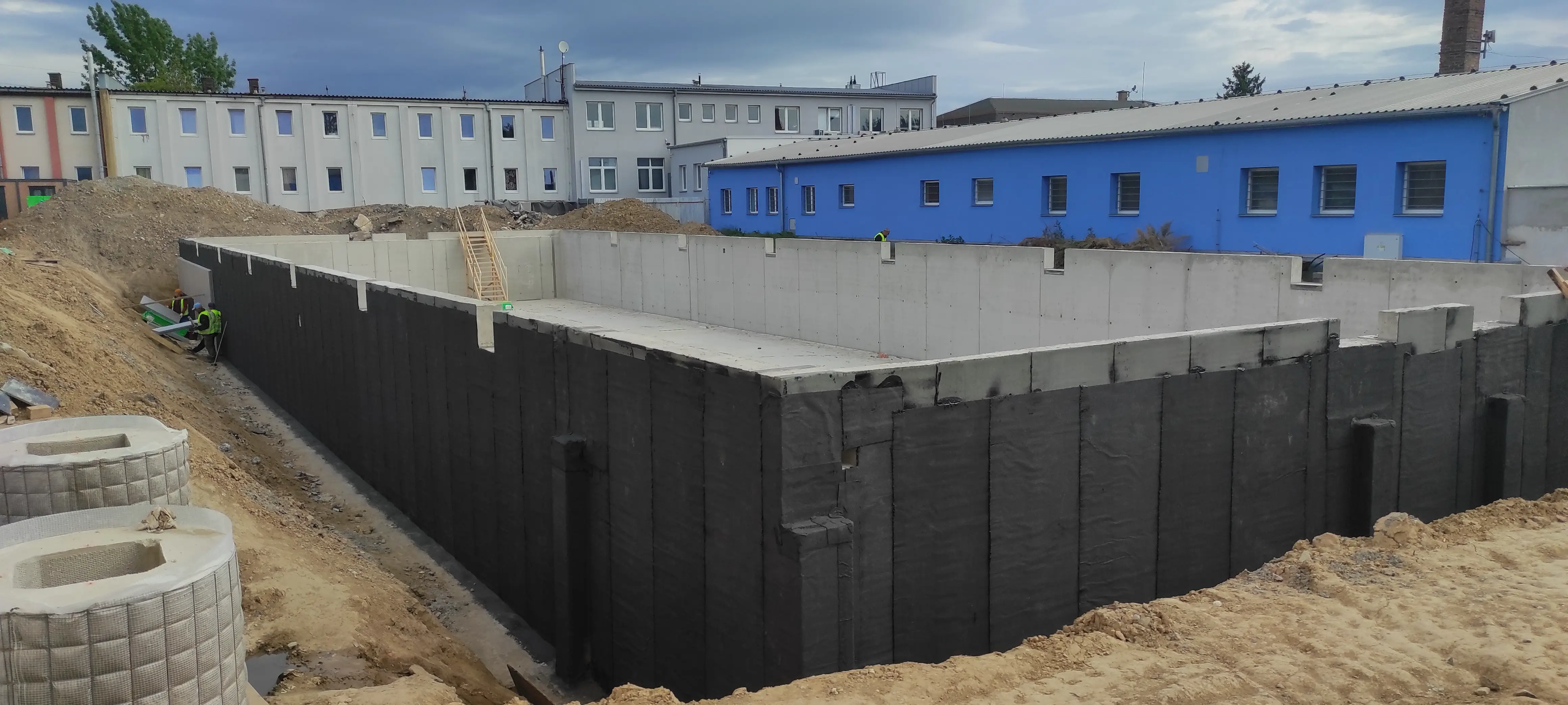 ákladová deska a hrubá stavba se systémem odpadního potrubí při realizaci rodinného domu